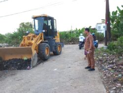 Kerahkan Alat Berat , Lurah Katimbang Perintahkan Satgas Bersihkan Pembuangan Sampah Liar