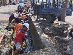 Satgas Panakkukang Bersihkan Drainase Jalan Pengayoman