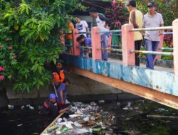 Plt Camat Makassar Pimpin Langsung Kegiatan Bersih -bersih Kanal di Klurahan Maradekaya