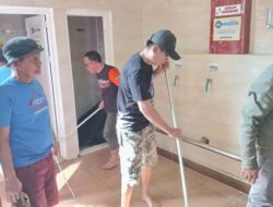 Plt Camata Makassar dan Pengurus Mesjid Miftahul Falah Lakukan Bersih-bersih Mesjid