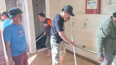 Plt Camata Makassar dan Pengurus Mesjid Miftahul Falah Lakukan Bersih-bersih Mesjid