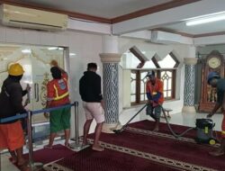 Plt Camat Makassar dan Satgas Lakukan Bersih-bersih Masjid