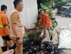 Satgas Kebersihan Kecamatan Makassar Berskhkan Drainase di Maccini Sawah