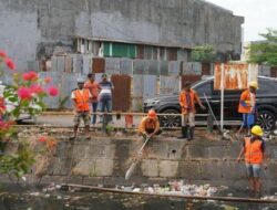 Camat Makassar Bersama Warga dan Satgas Bersihkan Kanal