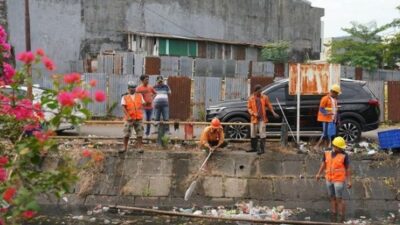 Camat Makassar Bersama Warga dan Satgas Bersihkan Kanal