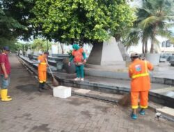 Jelang MNEK, Satgas Kebersihan Kecamatan Makassar Turut Bersihkan Pantai Losari