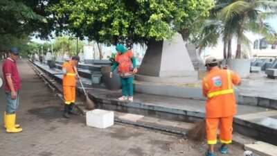 Jelang MNEK, Satgas Kebersihan Kecamatan Makassar Turut Bersihkan Pantai Losari