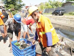 Camat Makassar Kerahkan 30 Personil Satgas Bersihkan Kanal Bara-barayya