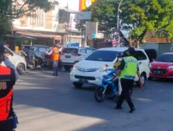 Personil Dishub Makassar Urai Kemacetan di Dalam Kota