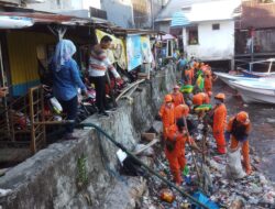 Begini Gaya Camat Biringkanya Pimpin Satgas Kebersihan Saat Kerja bakti  di Pantai Losari
