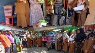 Lurah Parangloe Dampingi Kabid DP2 Makassar Bagikan Bibit  Cabai dan Sayur bagi