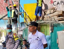 Didampingi Lurah Tamalanrea Indah, Camat Tamalanrea Tinjau Langsung Pembongkaran Lapak
