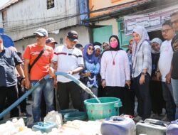 Tinjau Pembagian Air Tangki, Indira Mulyasari Dampingi Wawali Fatmawati Rusdi Berkunjung ke Ujung Tanah