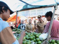 Dampingi PJ Gub Sulsel, Fatmawati Rusdi Tinjau Harga Komoditas Pangan di Dua Pasar Tradisional
