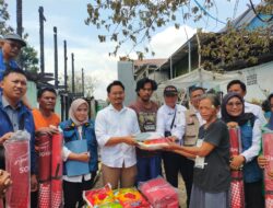 dr Udin Kunjungi dan Bantu Korban Kebakaran di Jl Perintis Kemerdekaan