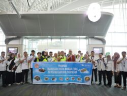 Launching “Kota Makan Enak”, Dinas Pariwisata Makassar Bagikan Pisang Ijo ke Penumpang Garuda Indonesia