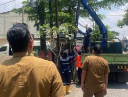 Dinas PU dan Komisi DPRD Makassar Tertibkan Tiang Fiber Optik Ilegal
