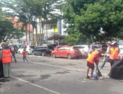 Jaga Kebersihan Lingkungan, 50 Personil Siaga Bersama Relawan Langsung Bersihkan Area Jalan Sehat Perjuangan Bersama Ganjar Pranowo