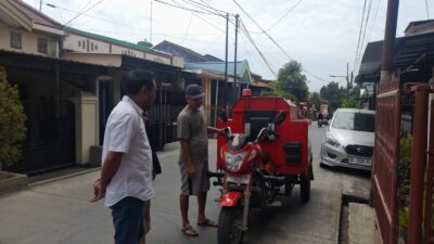 Camat Manggala Pantau Langsung Pendistribusian Air Kerumah Warga