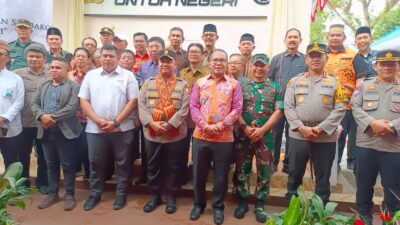 Camat Biringkanaya Dampingi Wali Kota Makassar  di Kegiatan Peresmian Sumur Bor dan Pemberian Sembako oleh Mabes Polri 