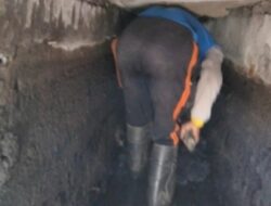 Satgas Drainase DPU Makassar Bersihkan Saluran Drainase di Jalan Andi Djemma