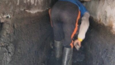 Satgas Drainase DPU Makassar Bersihkan Saluran Drainase di Jalan Andi Djemma