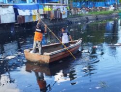 Dinas PU Bersihkan Sampah di Kanal Jembatan Merah