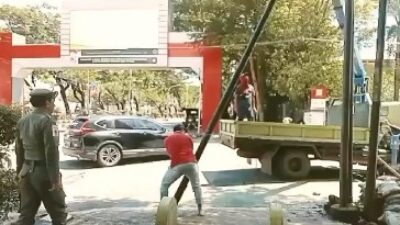 Dinas PU Makassar Tertibkan Tiang Kabel Optik di Jalan Losari