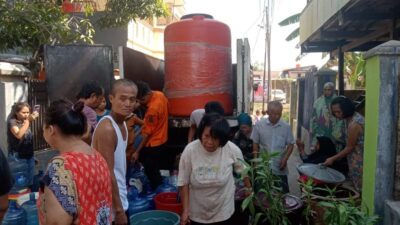 Begini Suasana Pendiatribusian Air Bersih  ke Warga Panakukkang Oleh Pemkot Makassar