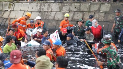 Aksi Heroik Danny Pomanto Turun Langsung ke Kanal Bersihkan Sampah, Antisipasi Banjir di Musim Penghujan