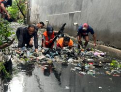 Warga Gaddong dan Satgas Kebersihan Lawan Ancaman Banjir dengan Kerja Bakti