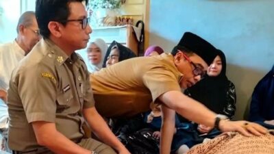 Plt Camat Makassar Melayat di Kediaman Almarhum Sekdis DPU Makassar Denny Hidayat