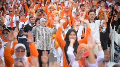 Indira-Ilham Fauzi Senam Ininnawa Bersama Warga di Kelurahan Bara-baraya Timur dan Laikang