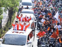 Pasangan “DIA” Daftar ke KPU Sulsel dengan Becak, Simbol Kesederhanaan