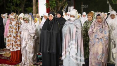 Ketua TP PKK Kota Makassar Ikuti Gerakan Sholat Subuh Berjamaah di Anjungan Pantai Losari