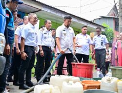 Dirut PDAM Dampingi Pjs Walikota Makassar Distribusikan Air Bersih di Kecamatan Tallo