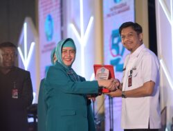Kolaborasi Lintas Sektor, Ketua TP PKK Kota Makassar Serahkan Penghargaan ke OPD di HKG PKK ke-52