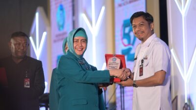 Kolaborasi Lintas Sektor, Ketua TP PKK Kota Makassar Serahkan Penghargaan ke OPD di HKG PKK ke-52
