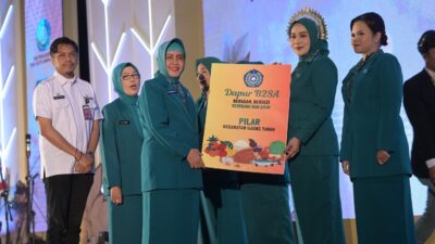 Ketua TP PKK Kota Makassar, Indira Yusuf Ismail Serahkan Bantuan Alat Penunjang 10 Program Pokok PKK di HKG ke-52