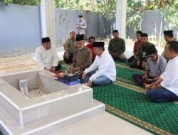 Usai Salat Zuhur, Cagub Sulsel Danny Pomanto Ziarah ke Makam Anregurutta KH Muhammad Sanusi Baco