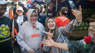 Bahagianya Warga dan Pedagang Bertemu Indira di Pasar Terong, Kompak Teriak Nomor 3 INIMI