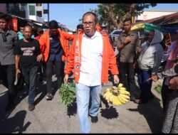 Cagub Sulsel Danny Pomanto Borong Sayur dan Pisang di Pasar Sentral Pangkajene