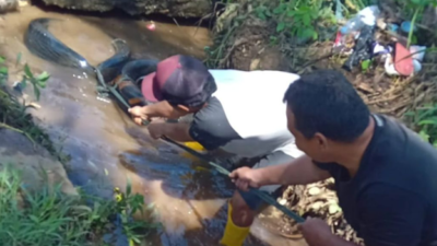 Satgas Drainase Kecamatan Biringkanaya Bersihkan Saluran Air yang Tersumbat di Paccerakkkang