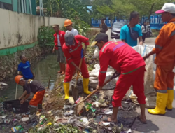Satgas Drainase Kecamatan Biringkanaya Lakukan Pembersihan Saluran Air di Jalan Ir Sutami