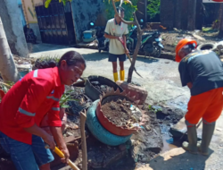 Satgas Drainase Kecamatan Biringkanaya Laksanakan Normalisasi Saluran di Jalan Griya Intan Lestari