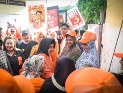 Indira Yusuf Ismail Buktikan Ketangguhan di Lapangan, Rela Terkena Guyuran Hujan Demi Temui Warga