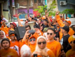 Gembiranya Masyarakat Joget ‘3x Menang’ Sambut Kunjungan Indira Yusuf Ismail di Lorong