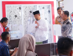 Camat Biringkanaya mendampingi PJs. Wali Kota Makassar, Andi Arwin Azis, S.STP., MM., dalam kunjungannya Pantau aktivitas Pelayanan di loket Kantor Kecamatan Biringkanaya