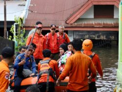 Danny Pomanto Naik Perahu Karet Tinjau Banjir di Manggala, Pastikan Logistik dan Tenaga Medis Terpenuhi