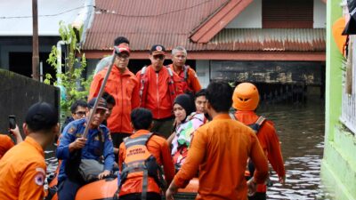 Danny Pomanto Naik Perahu Karet Tinjau Banjir di Manggala, Pastikan Logistik dan Tenaga Medis Terpenuhi